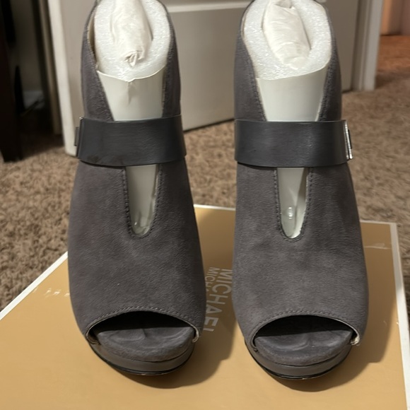 Elegant booties - Picture 2 of 6